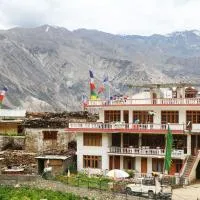 Hotel Lake view، فندق في Nako
