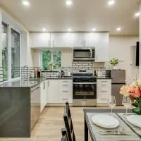 Beautiful place with a great location, free parking, WiFi & large TV., hotel a Federal Way