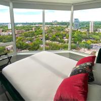 Luxury Apartment in Yorkville Downtown Toronto with City View, отель в Торонто, в районе Блур-Йорквилл