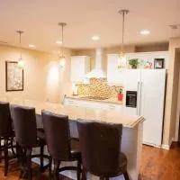 Charming Apartment on Oak โรงแรมในคุกวิลล์