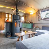 Off-Grid Living on Spacious Widebeam