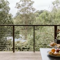 "On Burgum Pond" Cottages, hotel in Maleny
