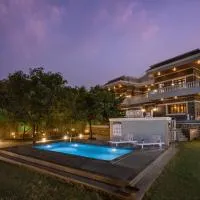 SaffronStays Peshwaai - 5BR Karjat villa with lawn pool & terrace plunge, mezzanine family rooms, near Songiri & Kondhana, ξενοδοχείο σε Karjat