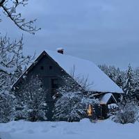 Pie Ezerrozēm, hotel em Kavari