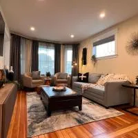 Your Boston Retreat - Great porches - 2/BR sleep 6, hotel u gradu 'Everett'