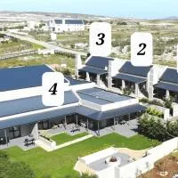Three Feathers Cottages, hotel v mestu Langebaan