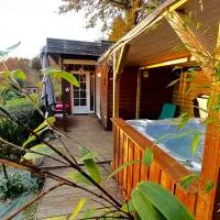 Chalet avec jacuzzi privatif, hotel a Fichous-Riumayou