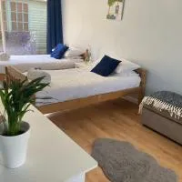 Bluebelle- Private room in family home- sleeps up to 5, hotel v destinaci Bray