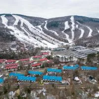 Superbe condo face aux pentes de ski Stoneham!!!, מלון בסטונהם