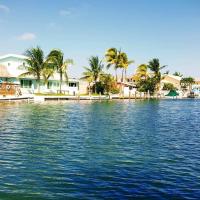 Waterfront House with 37ft Dock & Cabana Club, hotell i Key Colony, Key Colony Beach