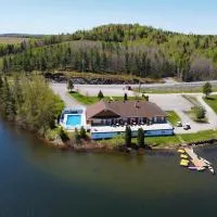 Auberge Du Lac Malcom – hotel w mieście Sayabec