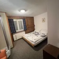 Romantic Room with private bathroom, отель в городе Саас