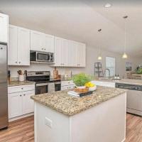 Bright 3BR Cottage near the Beach and Downtown، فندق بالقرب من Northeast Florida Regional Airport - UST، سانت أوغيستين