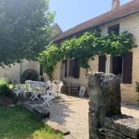 FERME FAMILIALE DANS UN VILLAGE BOURGUIGNON 12 pl 3 nuits minimum, hotel i Chemin-dʼAisey