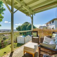 Inviting Aiea Bungalow with Balcony, Grill and Views!, hotel i nærheden af Honolulu Lufthavn - HNL, Aiea