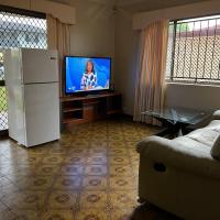 Aspley large room & share bathroom with other guests, hotel di Aspley, Brisbane