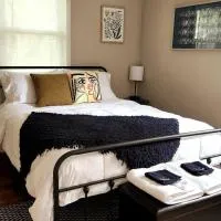 Cozy house near Lake Erie, 10 minutes to Downtown., hotel em Cleveland