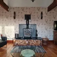 Romantic rural cottage, log burner, Smart TV early check in ,large gardens – hotel w mieście Llangefni