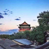 The East Hotel-Very close to the Drum Tower,The Lama Temple,Houhai Bar Street,and the Forbidden City,There are many old Beijing hutongs around the hotel Experience the culture of old Beijing hutongs,Near Exit A of Shichahai on Metro Line 8 – hotel w dzielnicy Houhai w Pekinie