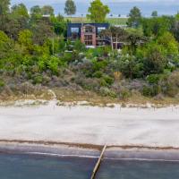 Villa Schmidt Apartments - Strandhaus direkt am Meer mit Sauna, Sport und D&uuml;nengarten - Komfort, Hotel in Warnem&uuml;nde