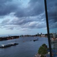 Homestay Room in Apartment with Stunning Thames River View