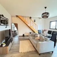 Duplex, parking gratuit privé, 5min centre Auxerre, hotel in Monéteau