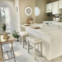 Luxury Villa- 3 mins to Mohegan- Fully Stocked with Fireplace- Jacuzzi, Saltwater Pools, Sauna, hotel di Norwich