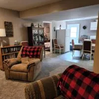 Lovely 3- bedroom apartment with street parking., hotel en Goshen