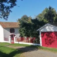 Petite maison dans les bois, hotell i Villefranque