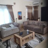 2 bedroom service apartment with full services，Idimu的飯店