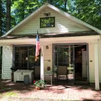 Quiet cottage on wooded property, hotel i Lusby