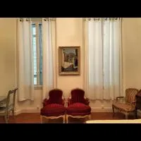 Appartement chic Haussmanien, hotel v destinácii Collobrières
