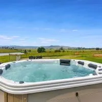 Sunrise and Sunset Hot Tub Views 600m walk to Doltone Anambah House Wedding Venue at Pelican Plains、GosforthにあるMaitland Airport - MTLの周辺ホテル