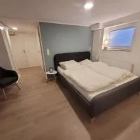 Zimmer im Souterrain mit eigenem Bad, hotelli kohteessa Celle