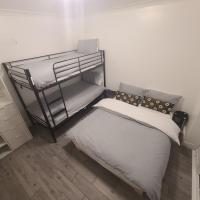 Gatwick BIG Room. Up to 4 guests. Fully Furnished