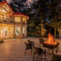 StayVista's Sunset Ridge - 2BHK Forest-View Villa with Gazebo & Bar, hotel a Kasauli