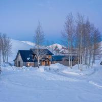 Gorgeous Log Cabin Close to Town with Hot Tub, hotel cerca de Aeropuerto de Friedman Memorial - SUN, Hailey