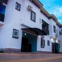 TRILLIONS HOTEL AND APARTMENT, hótel í Benin City