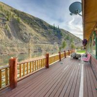 Salmon Vacation Rental with On-Site River Access!: Salmon, Lemhi County Havaalanı - SMN yakınında bir otel