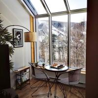 Condo sur 2 niveaux avec magnifique vue sur la montagne, hotell i Stoneham