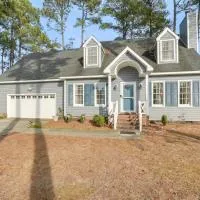 Lovely Fayetteville Home: Deck & Fireplace!, hotel v destinácii Fayetteville