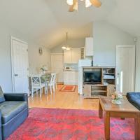 Cozy Levittown Apartment Full Kitchen and Smart TV!