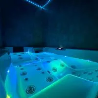 Appartement avec jacuzzi dans la chambre et piscine aux beaux jours, hotel en Vaudancourt