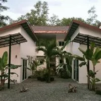 Little Escape Guesthouse Nesat, hotel em Phumĭ Chroŭy Svay