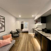 Luxury inner-west flat w/ breakfast and coffee included!, hotell i Balmain i Sydney