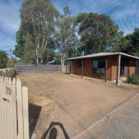 Bushland Cabin near Town, River and Restaurants, hotel berdekatan Lapangan Terbang Echuca - ECH, Echuca