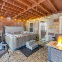 Beckley Studio with Private Hot Tub and Home Gym!, מלון ליד Raleigh County Memorial - BKW, בקלי