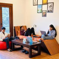 A Sleepy Fox Hostel، فندق في Kailash Colony، نيودلهي