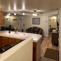 Cozy Cottage House A with Carport, hotel in Twin Falls