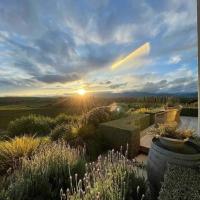 Luxury cottage with stunning vineyard views, hotel in zona Aeroporto di Marlborough - BHE, Renwick